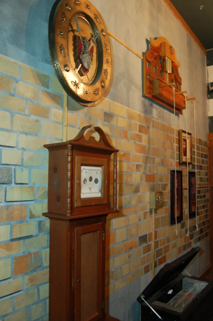 Décor immersif, horloge magique de la salle La Relique Maudite, inspirée de Harry Potter, chez Évasion Évolution à Blainville